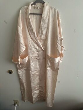 VTG Victoria’s Secret Gold Label Pink Satin Jacquard Floral Robe Embroidered M/L